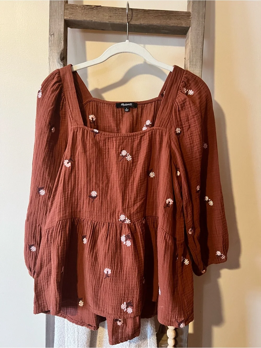 Amie Floral Embroidered Lightspun Millbrook Puff-Sleeve Peplum Top size small